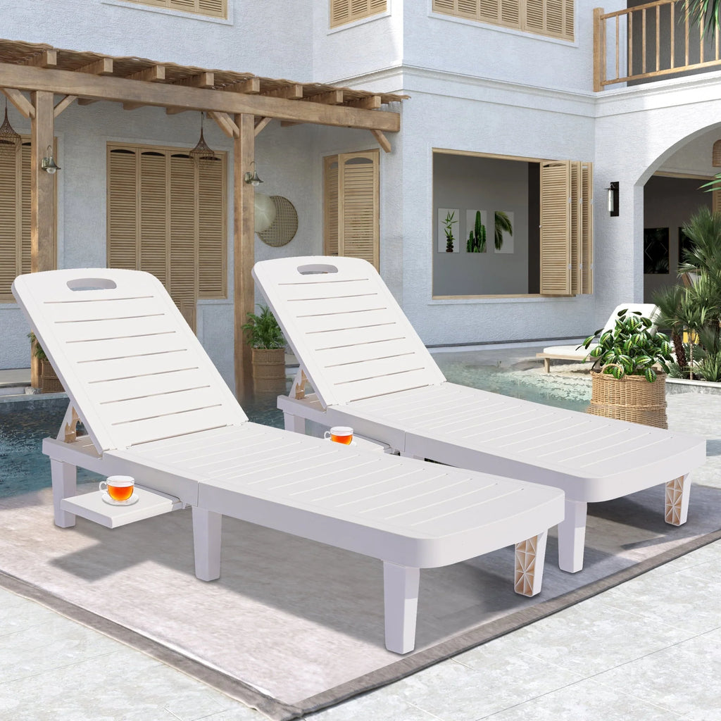 Lot de 2 fauteuils de jardin, chaise longue réglable avec table d’appoint, fauteuil inclinable d’extérieur pour bord de piscine, terrasse et jardin, design effet bois | Imperméable | Facile à monter | Poids max. 330 lb Blanc
