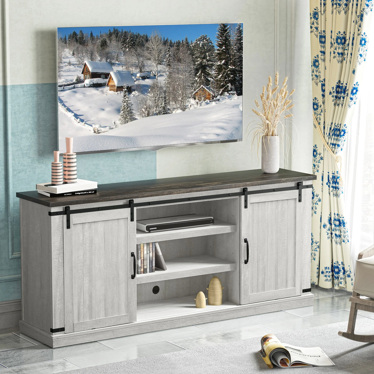 Meuble TV rustique FESTIVO pour téléviseur 75 pouces, centre de divertissement, meuble TV avec porte de grange coulissante, console TV de 68 pouces, meuble multimédia de salon avec étagère réglable - Blanc cassé