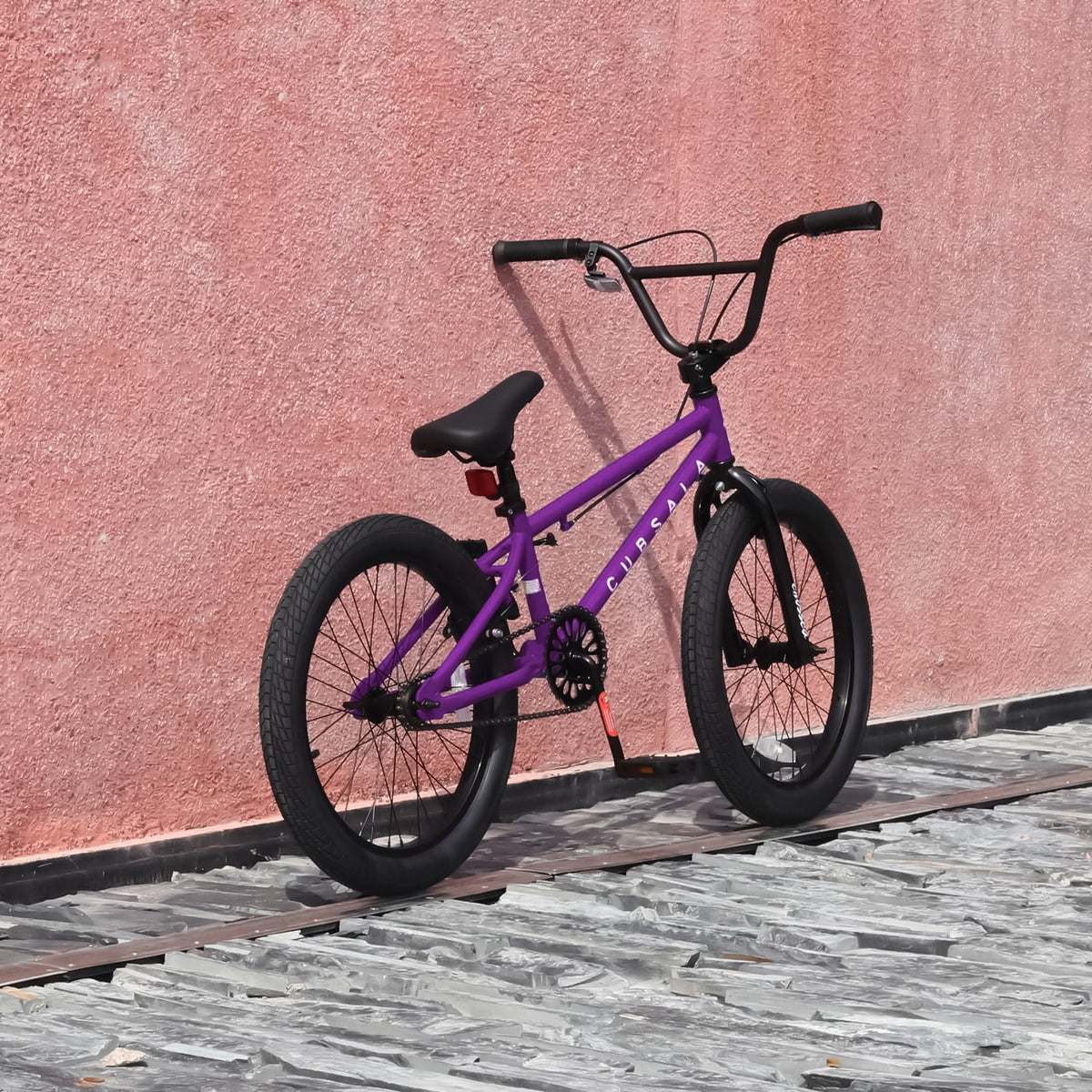 cubsala 20 Vélo BMX Freestyle pour enfants de 6 à 14 ans, garçons et filles, avec 4 cales, noir avec pneus rouges