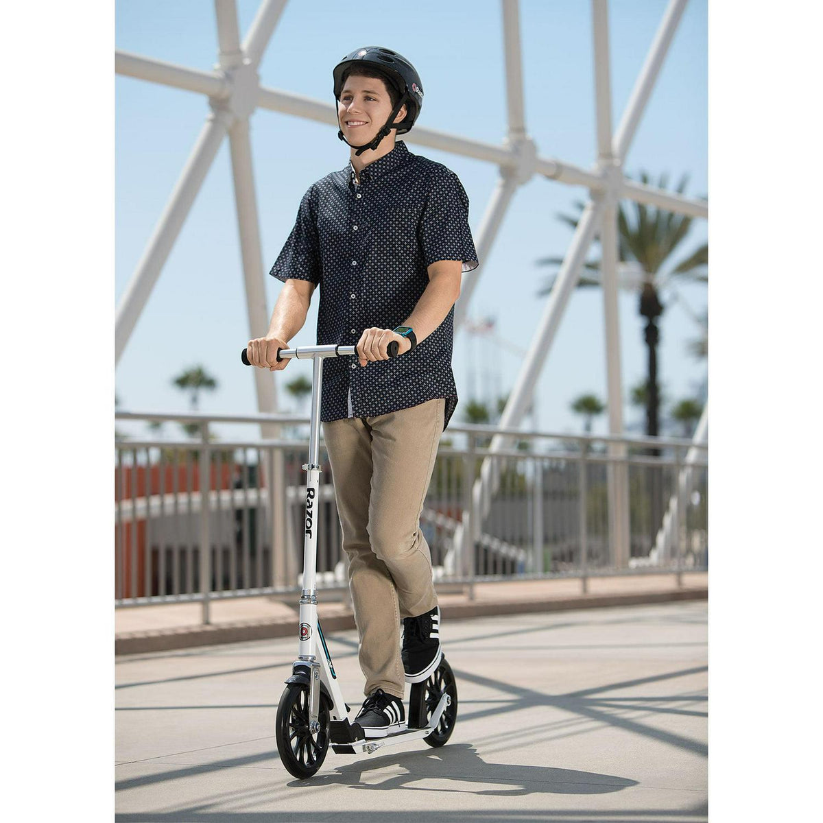 Trottinette pliant Razor A6 - Grandes roues de 10 po. Cadre en aluminium. Pour adolescents et adultes jusqu'à 220 lb