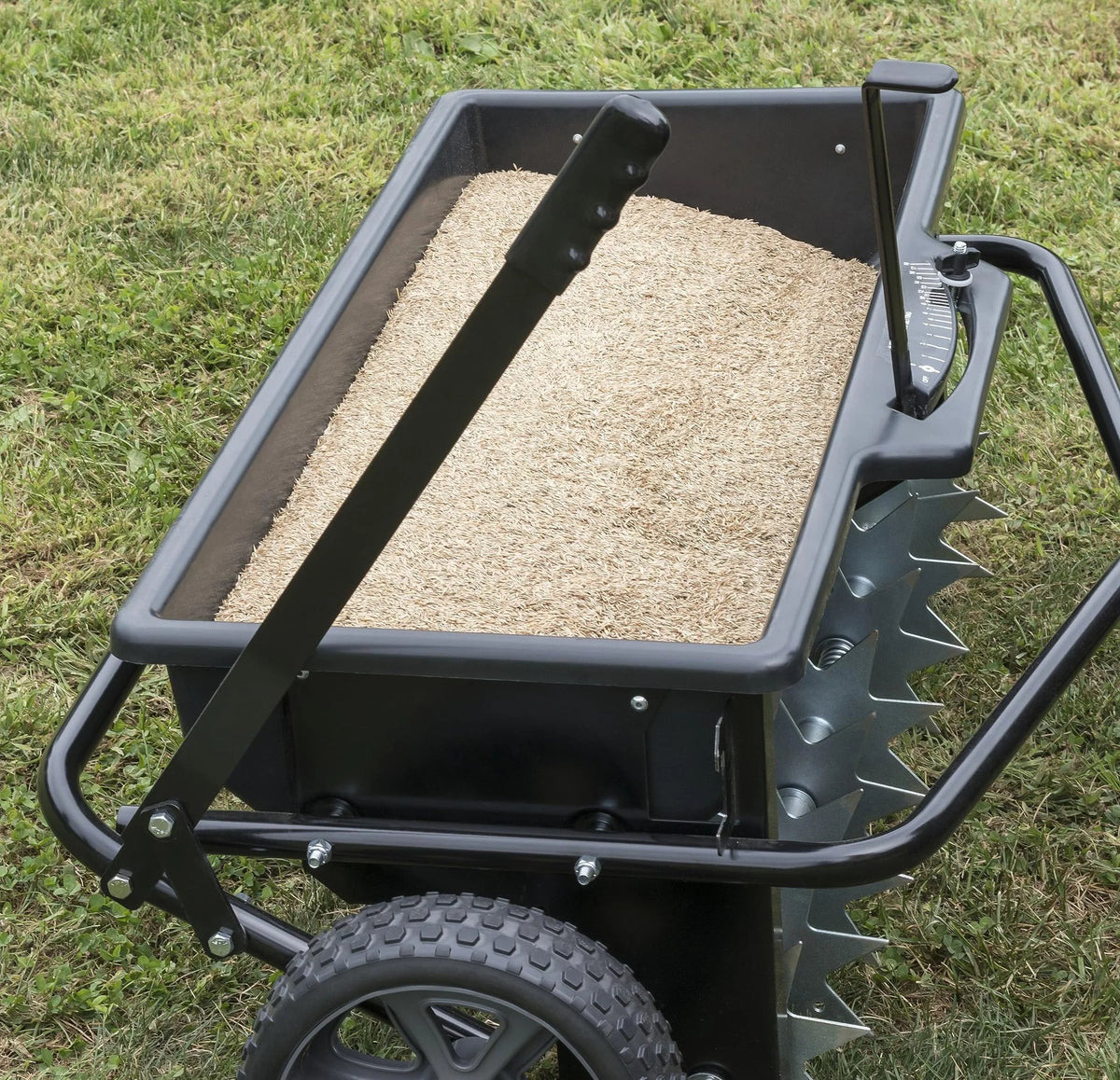 Épandeur à poudre de poly 100 lb / Aérateur à pointes