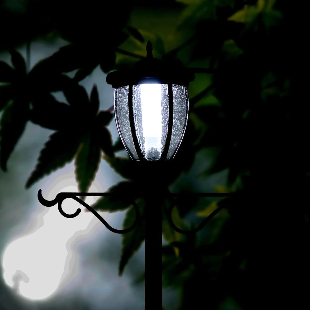 Lampadaire solaire à tête unique et jardinière Sun-Ray Kenwick de 7 pieds, bronze