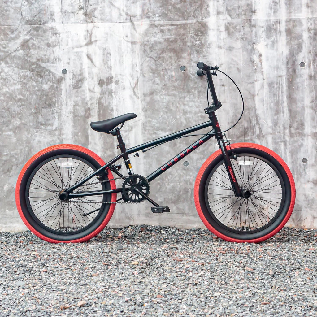 cubsala 20 Vélo BMX Freestyle pour enfants de 6 à 14 ans, garçons et filles, avec 4 cales, noir avec pneus rouges