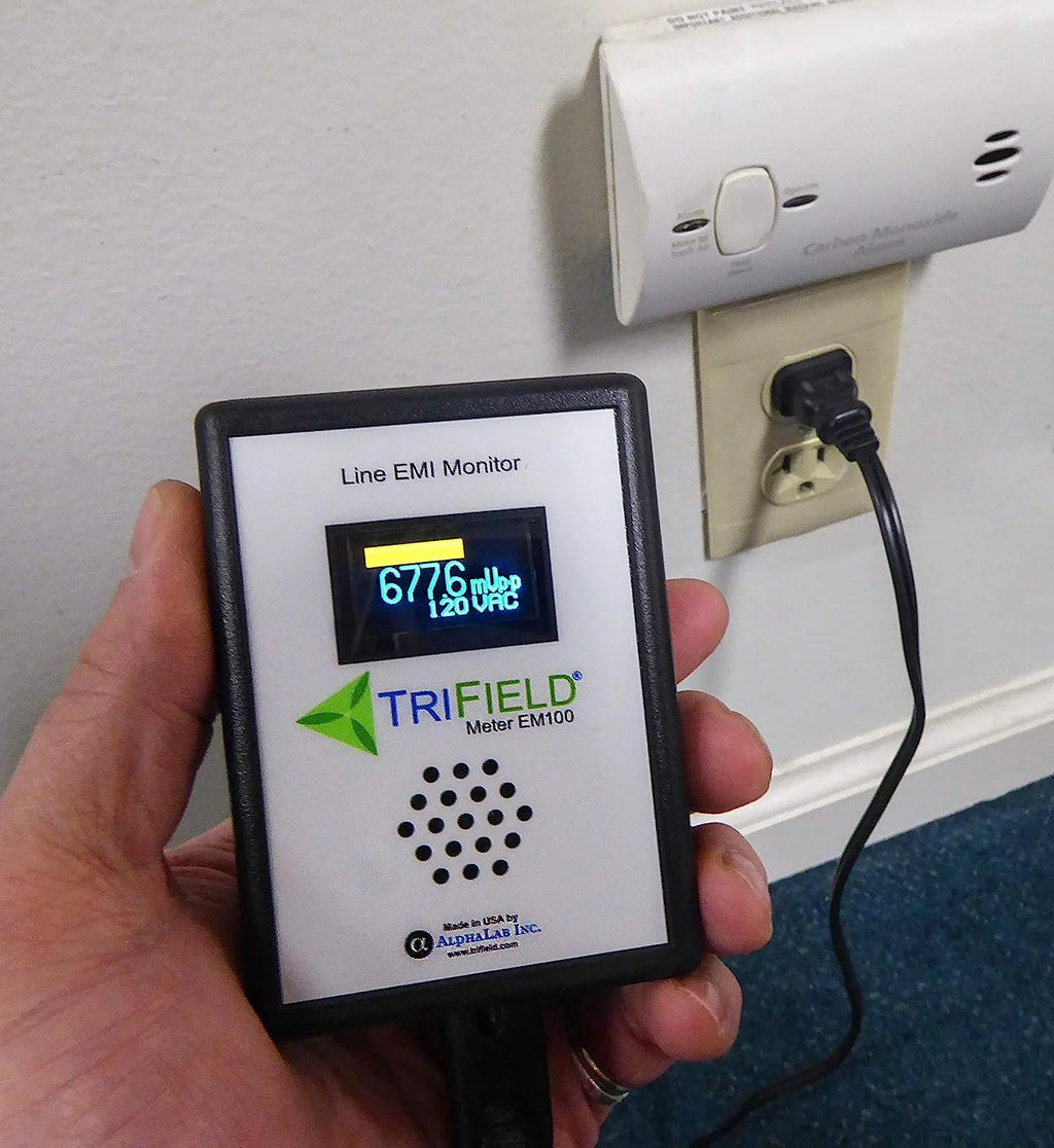 Compteur d’électricité polluée par Trifield - Modèle EM100 - Analyseur de bruit électromagnétique sur les lignes électriques - Surveillez la qualité de l’électricité chez vous, au bureau ou dans votre commerce - Fabriqué aux États-Unis par Alphalab, Inc.