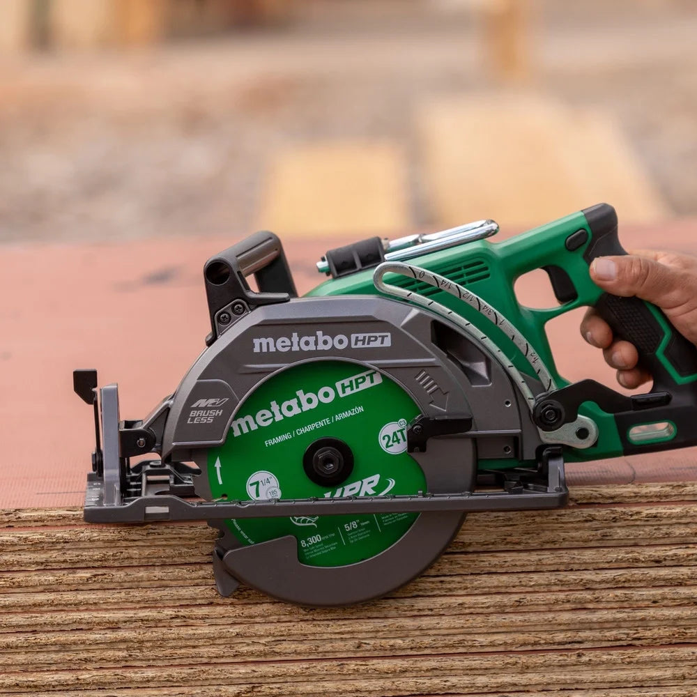 Scie circulaire Metabo HPT 36 V MultiVolt de 7-1/4 pouces à poignée arrière, conception légère, jusqu’à 500 coupes de 2x4 par charge, capacité d’angle d’onglet réglable de 53°, garantie à vie sur le corps de l’outil, C3607DWA