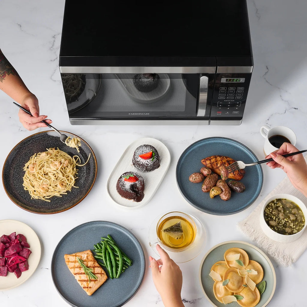 Four à micro-ondes de comptoir Farberware avec éclairage LED et verrouillage enfant, 0,7 pi³, noir