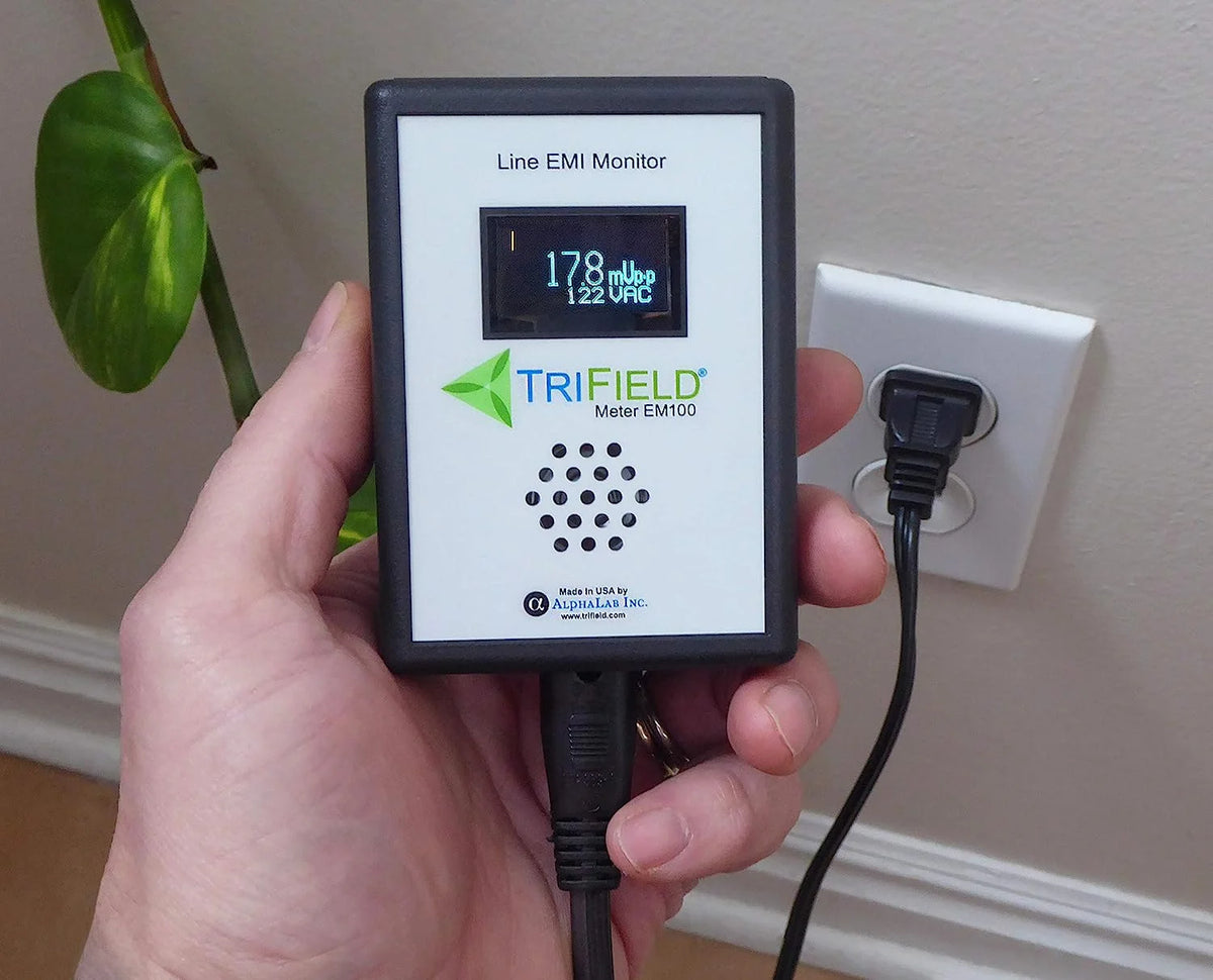 Compteur d’électricité polluée par Trifield - Modèle EM100 - Analyseur de bruit électromagnétique sur les lignes électriques - Surveillez la qualité de l’électricité chez vous, au bureau ou dans votre commerce - Fabriqué aux États-Unis par Alphalab, Inc.