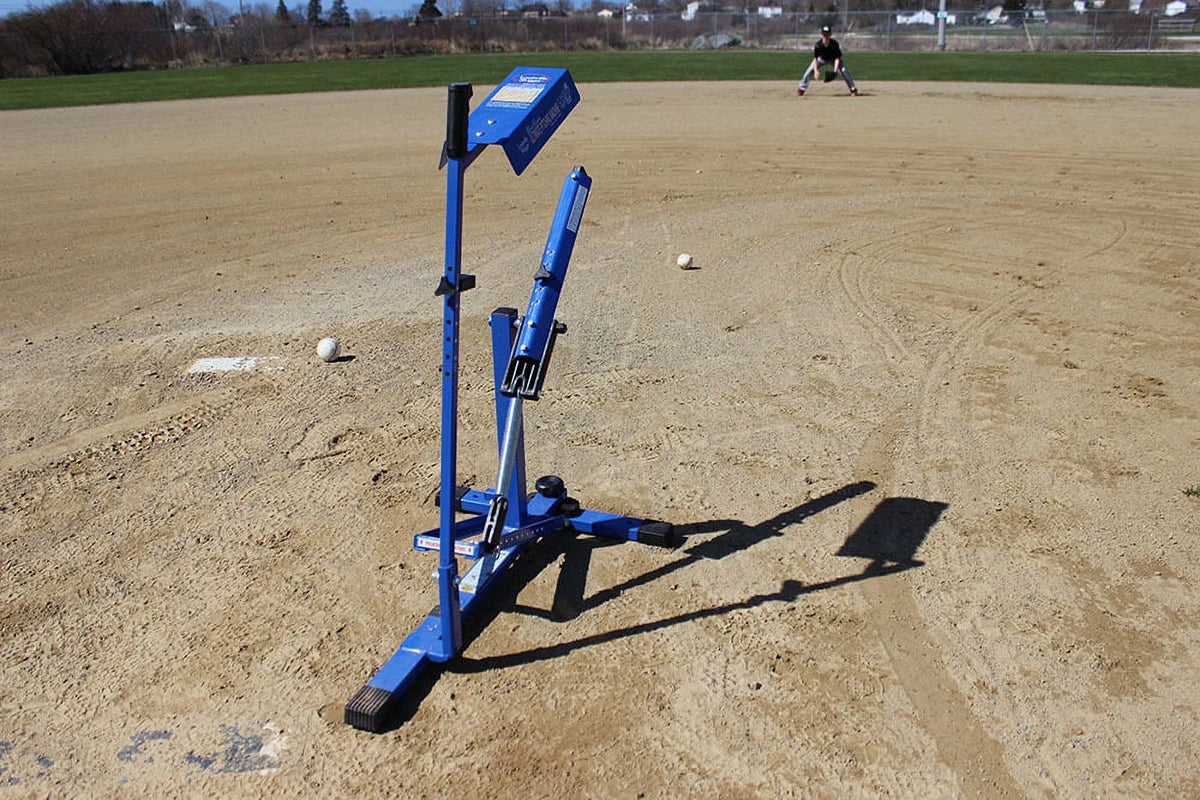 Machine à lancer Louisville Slugger Blue Flame Pitching Machine C, entraîneur manuel de baseball et de softball, lance jusqu’à 60 mi/h, outil d’entraînement pour jeunes et adultes
