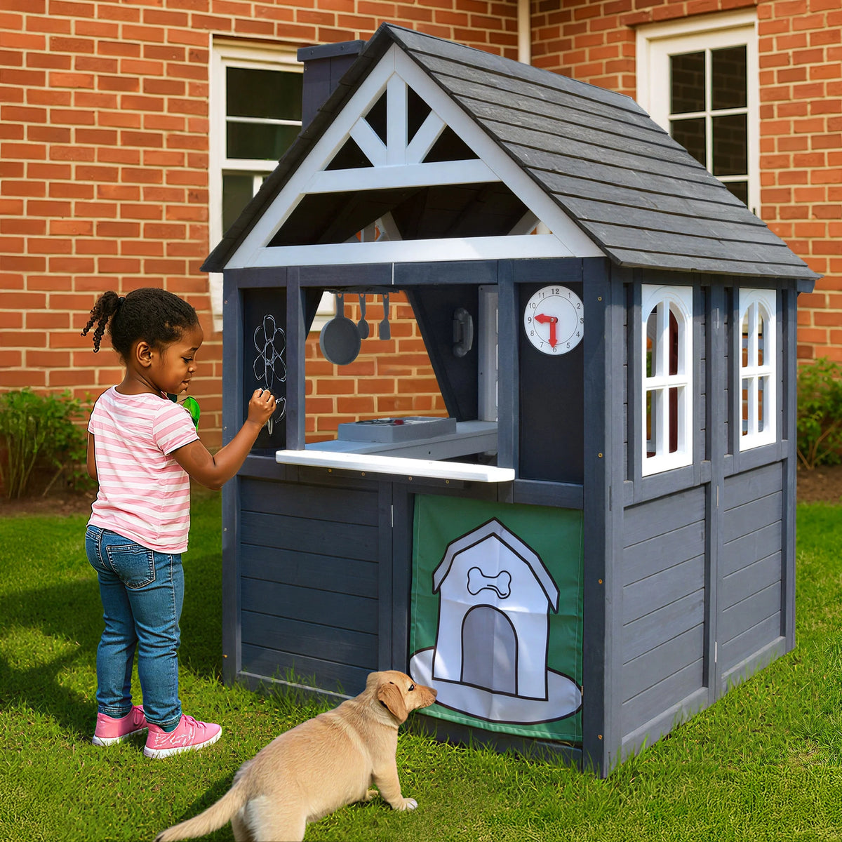 COCLUB Maison de jeu d’extérieur pour enfants de 4 à 8 ans, maison en bois avec sonnette, téléphone et jouets de cuisine, équipement de jeu extérieur pour enfants, maison pour filles (45L x 65H), blanc et noir