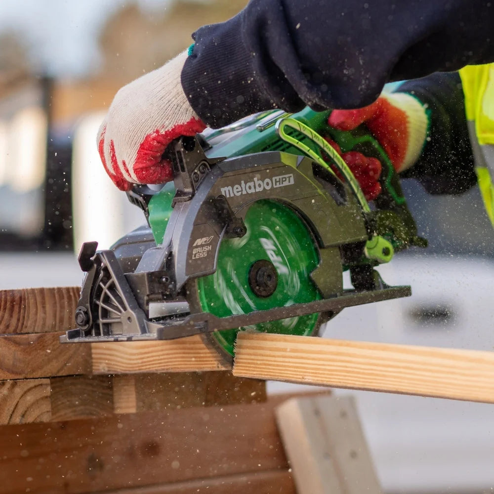 Scie circulaire Metabo HPT 36 V MultiVolt de 7-1/4 pouces à poignée arrière, conception légère, jusqu’à 500 coupes de 2x4 par charge, capacité d’angle d’onglet réglable de 53°, garantie à vie sur le corps de l’outil, C3607DWA