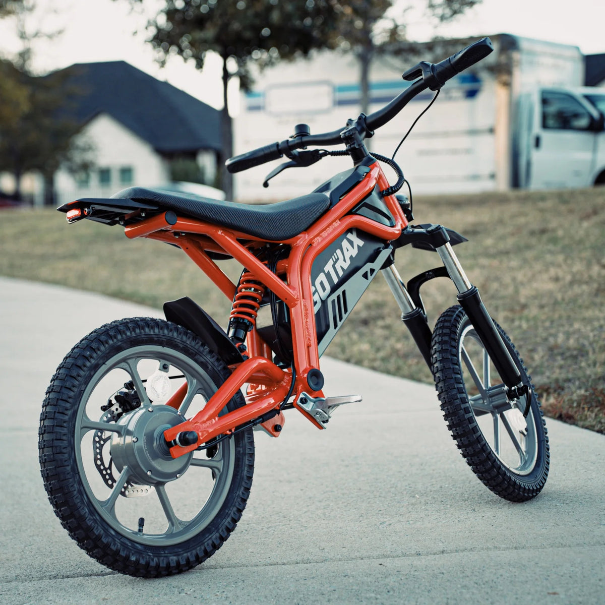 GOTRAX Fitz16 Moto tout-terrain électrique pour enfants à partir de 8 ans, moteur de 350 W, pneus tout-terrain de 16 pouces, double suspension, vitesse de 15,5 mi/h, autonomie de 16 mi, phare à DEL, noire
