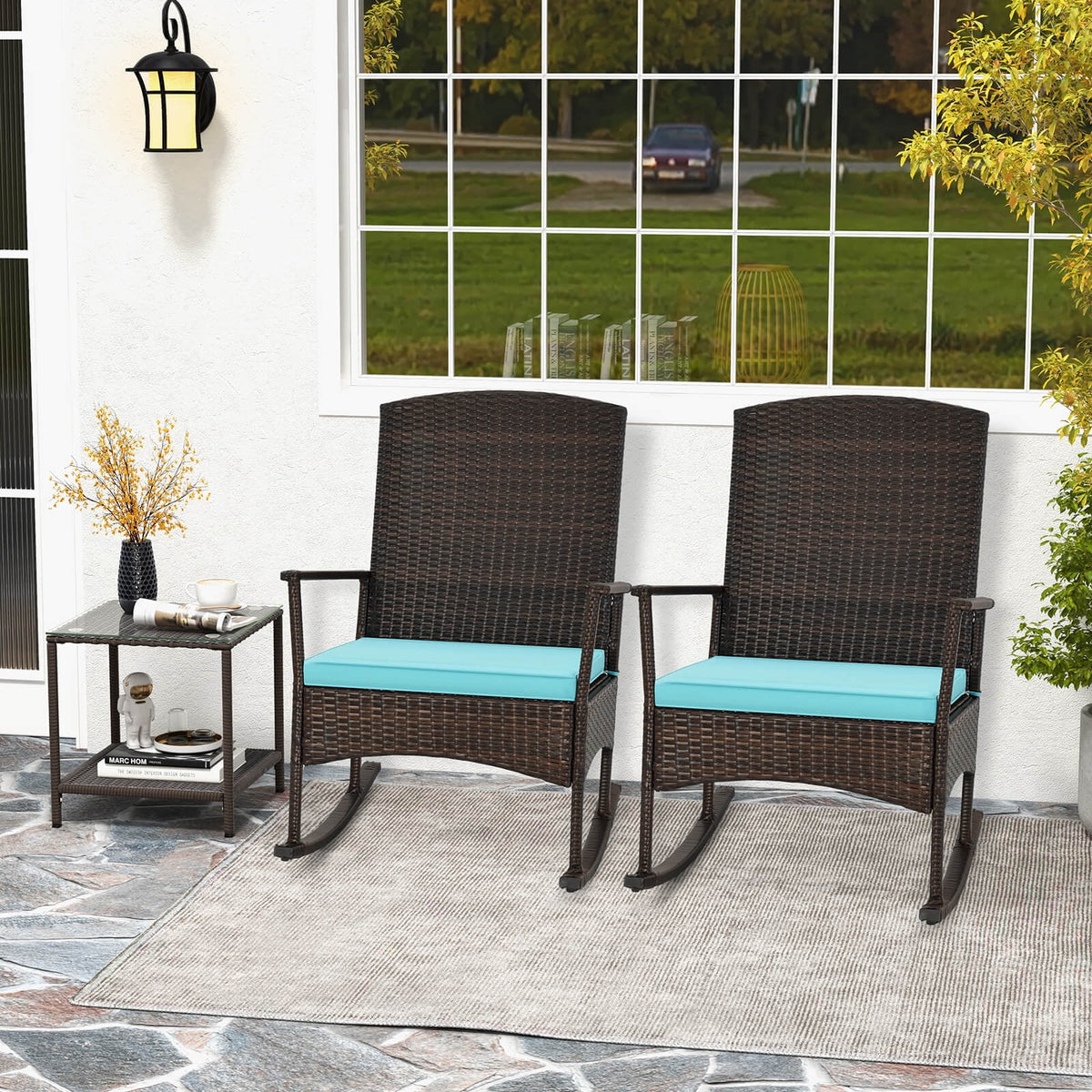 Costway Serenity Ensemble de patio 3 pièces avec fauteuils à bascule en résine tressée, coussins blancs et table basse à 2 niveaux