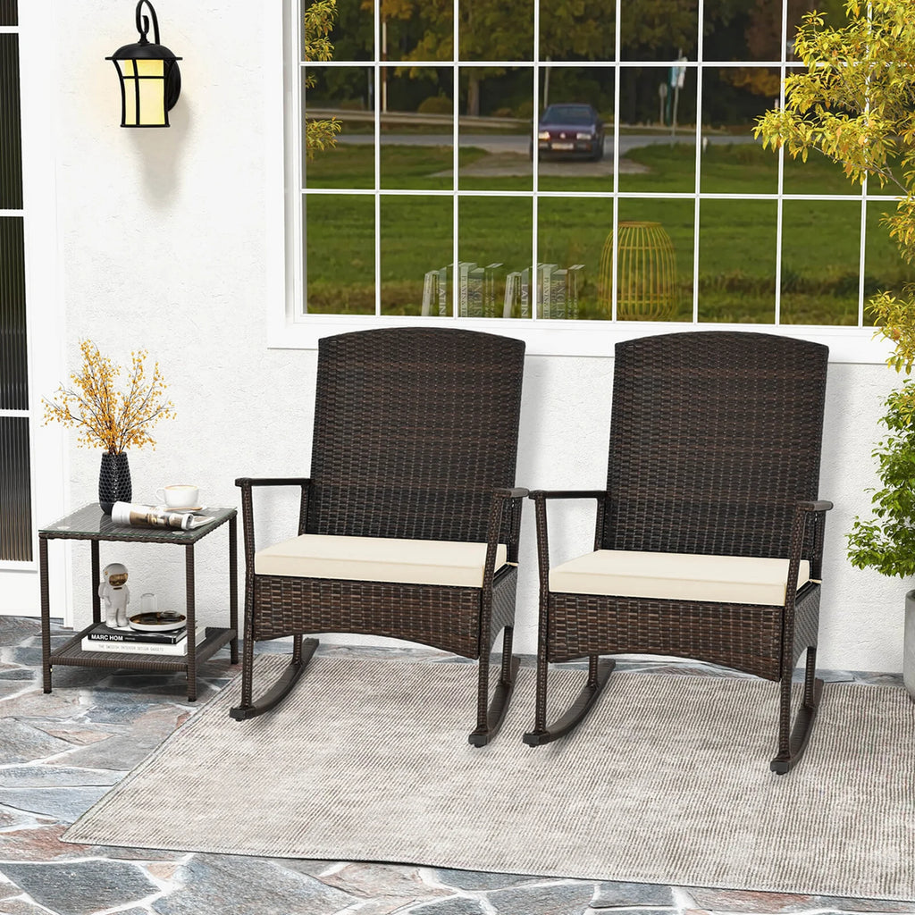 Costway Serenity Ensemble de patio 3 pièces avec fauteuils à bascule en résine tressée, coussins blancs et table basse à 2 niveaux