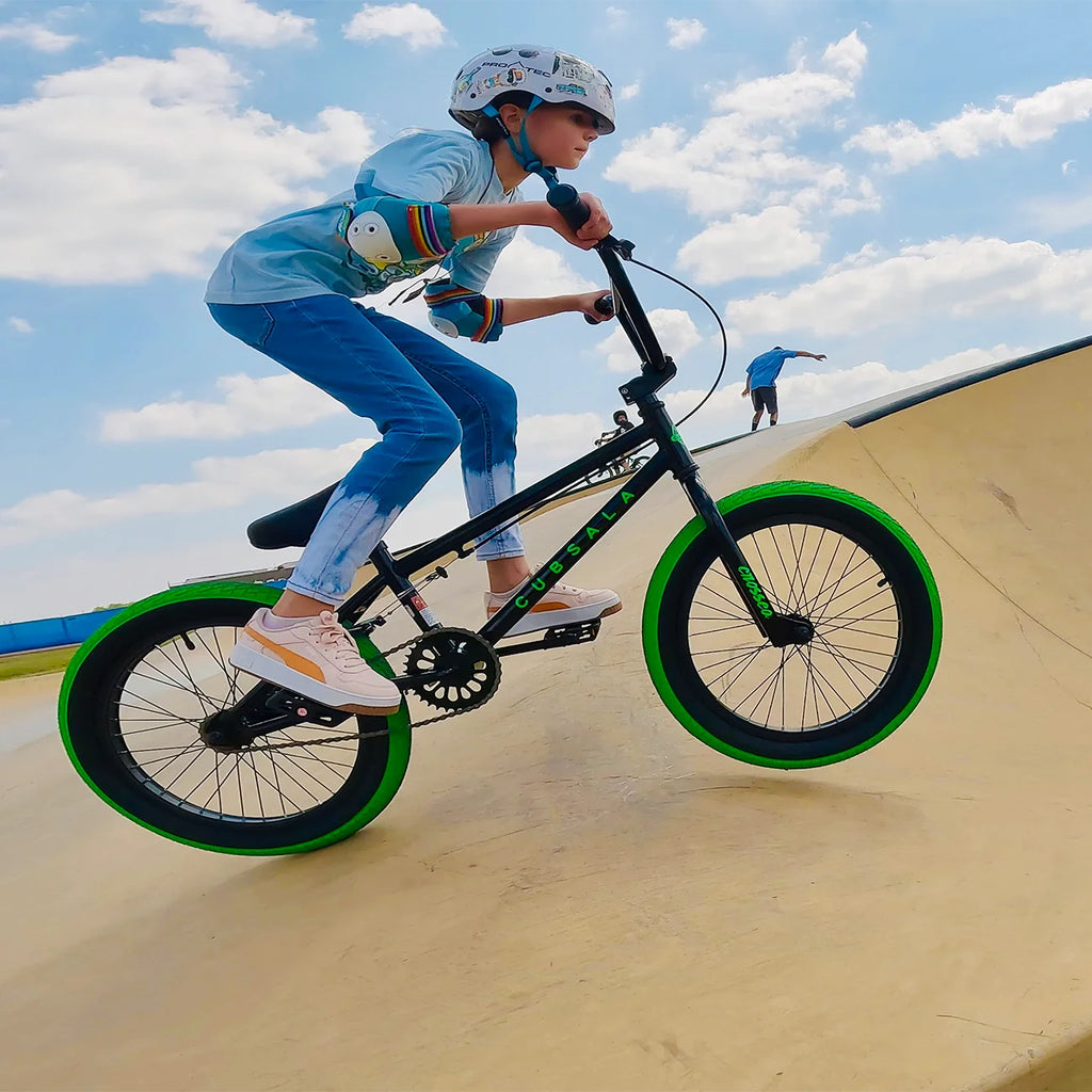 cubsala 20 Vélo BMX Freestyle pour enfants de 6 à 14 ans, garçons et filles, avec 4 cales, noir avec pneus rouges