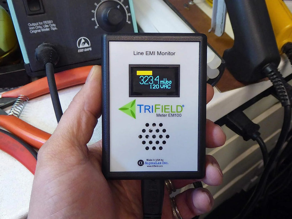 Compteur d’électricité polluée par Trifield - Modèle EM100 - Analyseur de bruit électromagnétique sur les lignes électriques - Surveillez la qualité de l’électricité chez vous, au bureau ou dans votre commerce - Fabriqué aux États-Unis par Alphalab, Inc.