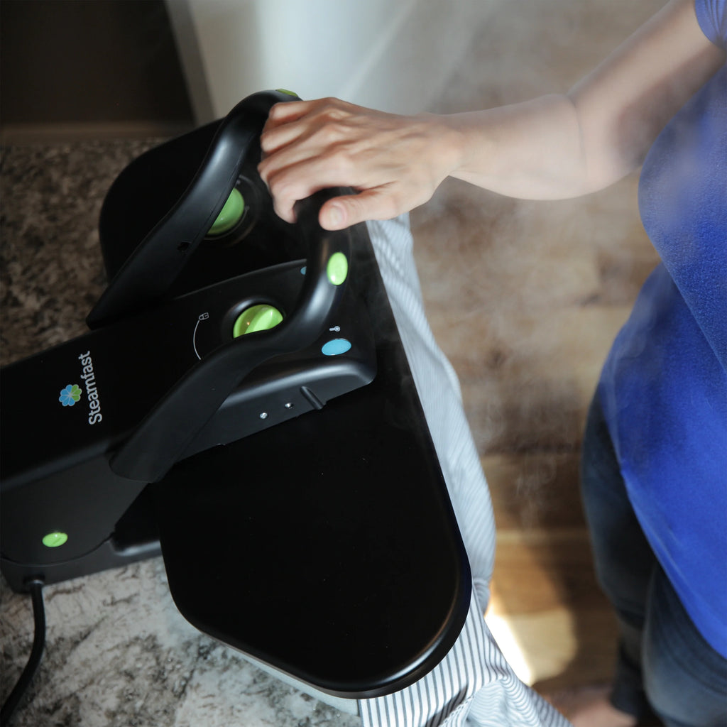 Presse à vapeur pour tissus de taille moyenne Steamfast SF-623, noire