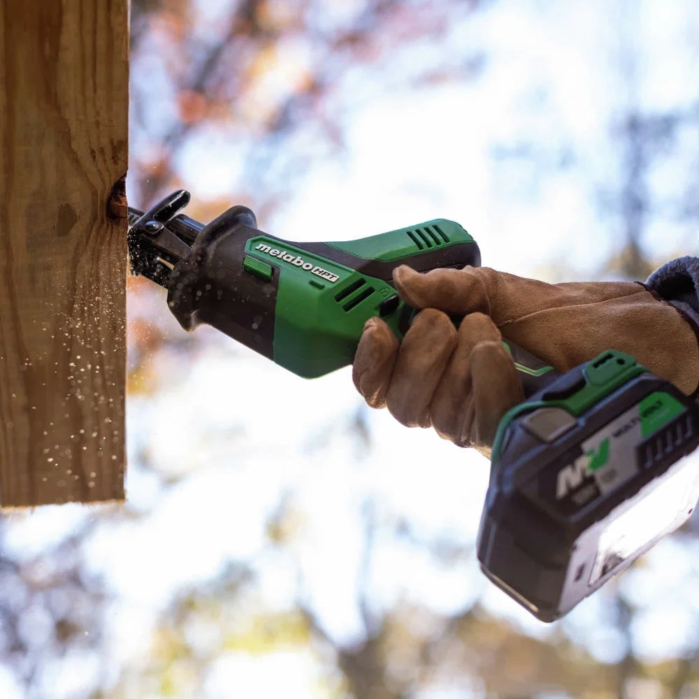 Scie sabre sans fil Metabo HPT 18 V MultiVolt | Conception à une main | 3 200 coups par minute | Accepte les lames de scie sabre ou de scie à chantourner | Garantie à vie sur l’outil | CR18DAQ4