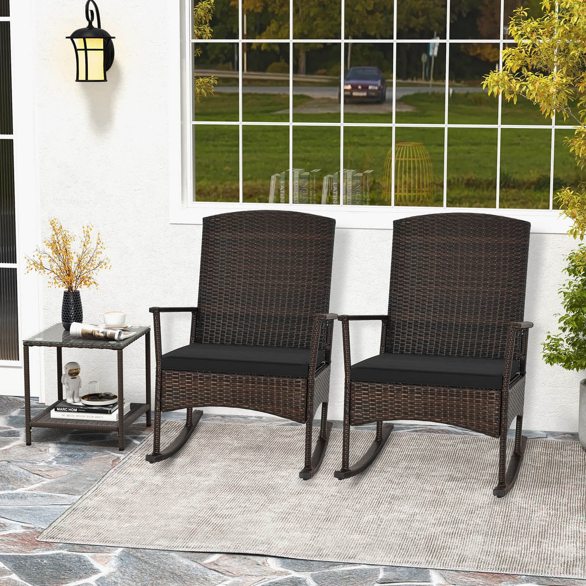 Costway Serenity Ensemble de patio 3 pièces avec fauteuils à bascule en résine tressée, coussins blancs et table basse à 2 niveaux