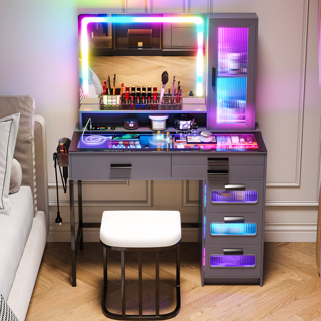 Coiffeuse HNEBC avec miroir et éclairage RGB, coiffeuse de maquillage avec plateau en verre, éclairage à détecteur automatique et charge sans fil, ensemble de coiffeuse avec tabouret rembourré, coiffeuse avec 6 tiroirs (blanc)