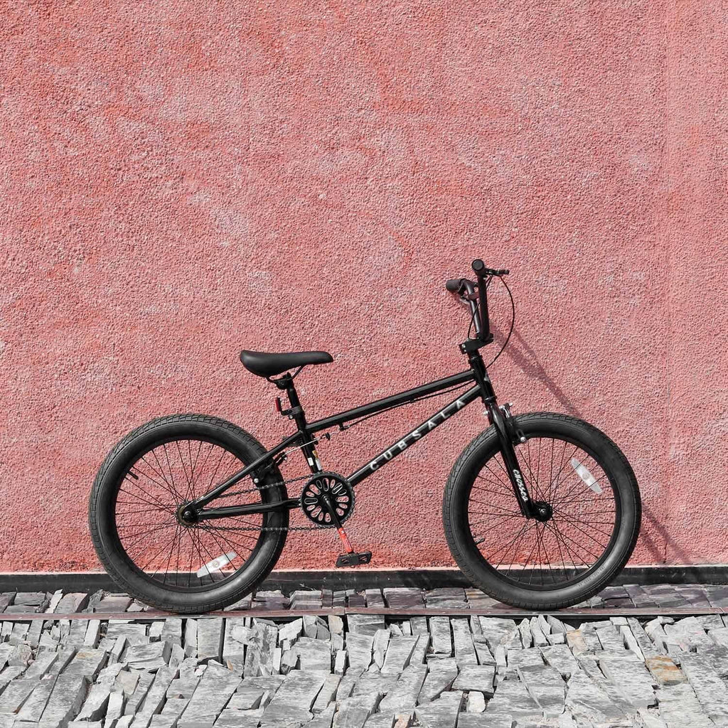 cubsala 20 Vélo BMX Freestyle pour enfants de 6 à 14 ans, garçons et filles, avec 4 cales, noir avec pneus rouges