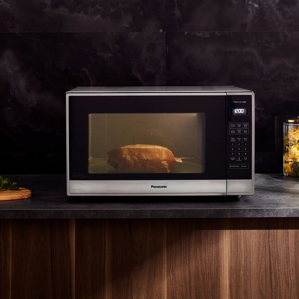 Panasonic 2,2 pi³ 1250 W Micro-ondes de comptoir avec technologie Inverter, Acier inoxydable NN-SN95HS