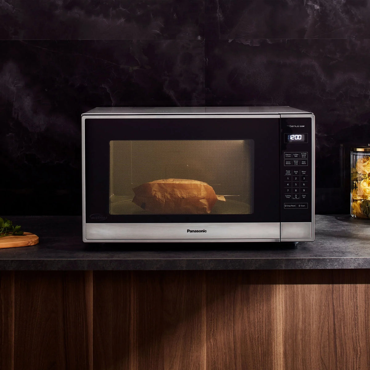 Panasonic 2,2 pi³ 1250 W Micro-ondes de comptoir avec technologie Inverter, Acier inoxydable NN-SN95HS