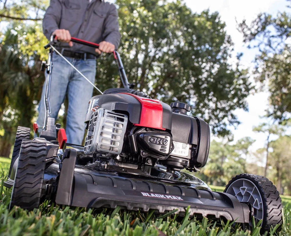 Tondeuse à gazon autotractée Black Max de 21 pouces, moteur Briggs & Stratton de 125 cc