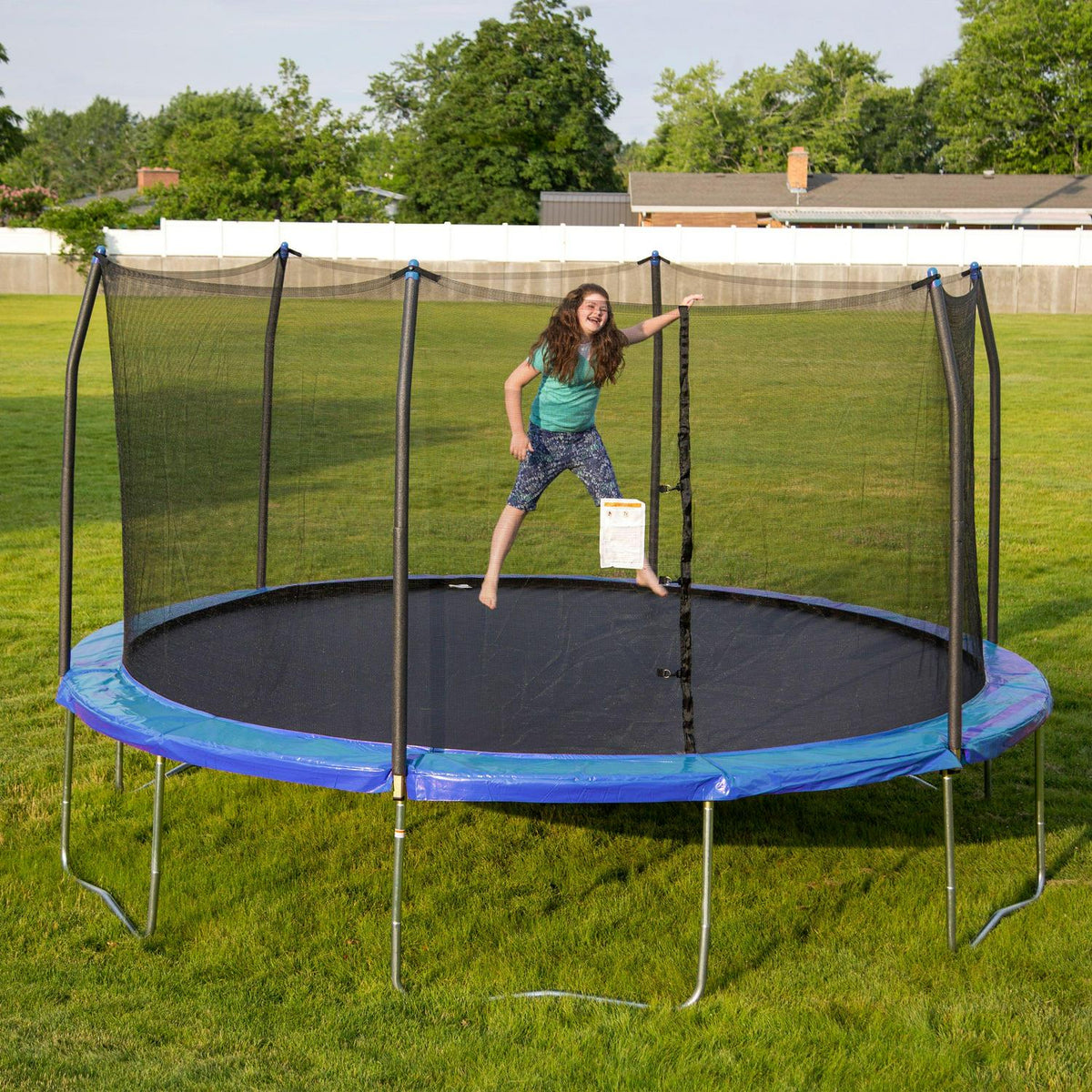 Trampoline rond Skywalker de 16 pieds avec filet et piquets coupe-vent - Bleu