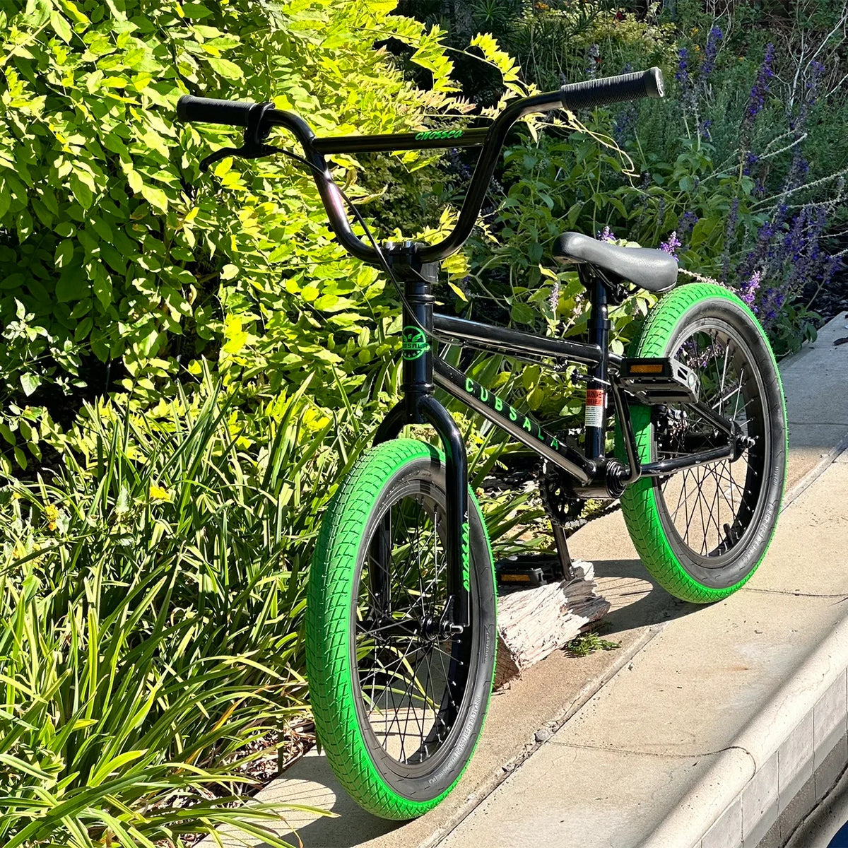 cubsala 20 Vélo BMX Freestyle pour enfants de 6 à 14 ans, garçons et filles, avec 4 cales, noir avec pneus rouges
