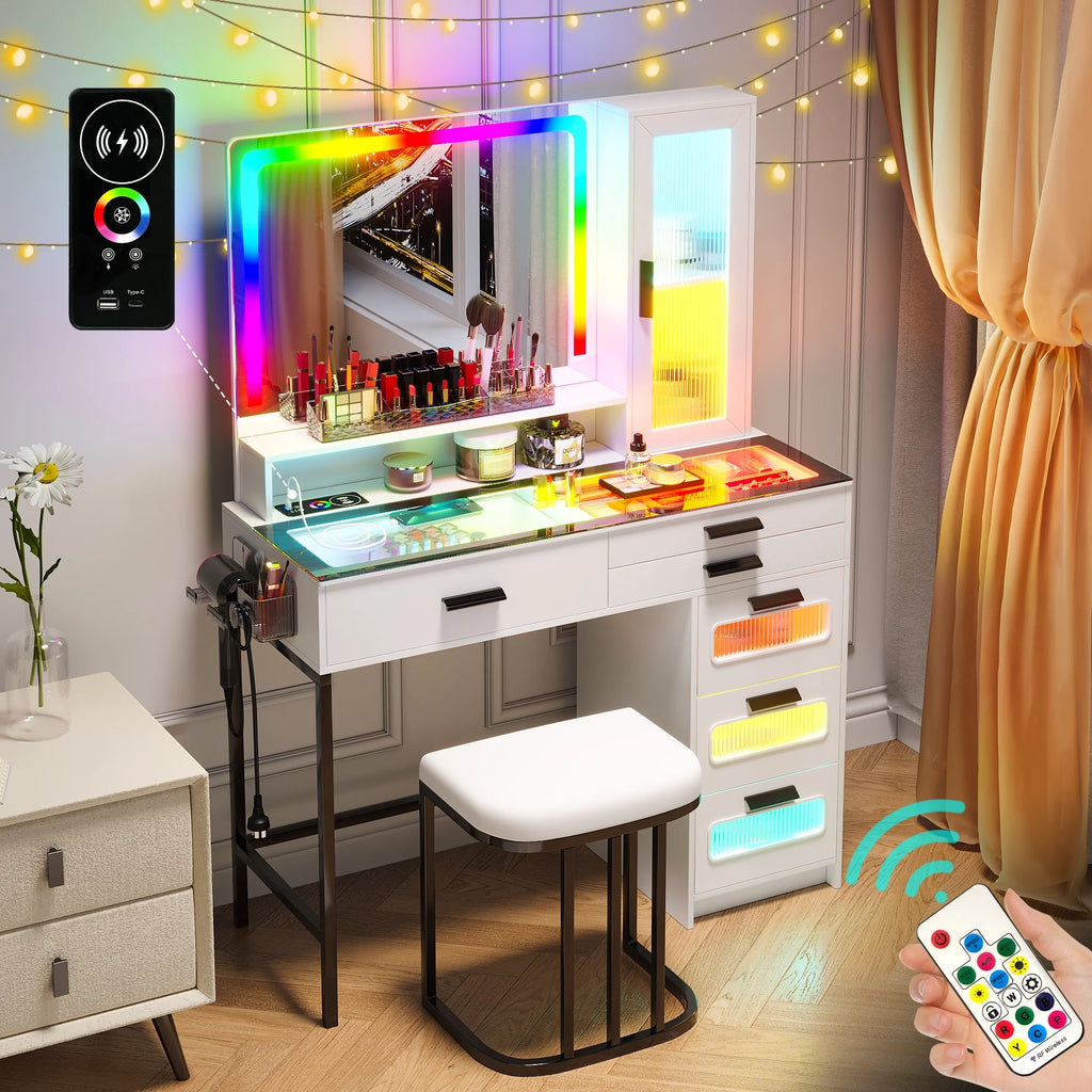 Coiffeuse HNEBC avec miroir et éclairage RGB, coiffeuse de maquillage avec plateau en verre, éclairage à détecteur automatique et charge sans fil, ensemble de coiffeuse avec tabouret rembourré, coiffeuse avec 6 tiroirs (blanc)
