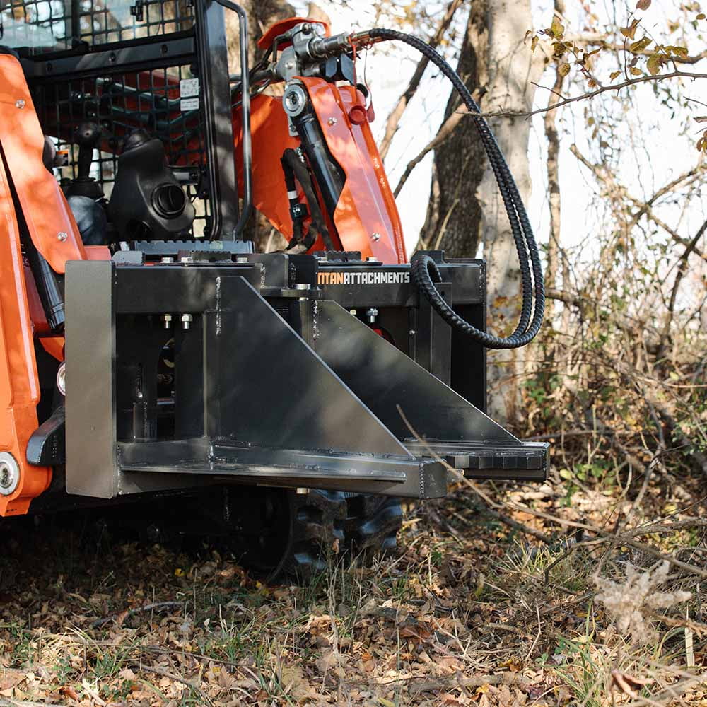 Accessoires Titan : extracteur de poteaux et d'arbres pour chargeuse compacte et tracteur niveleur