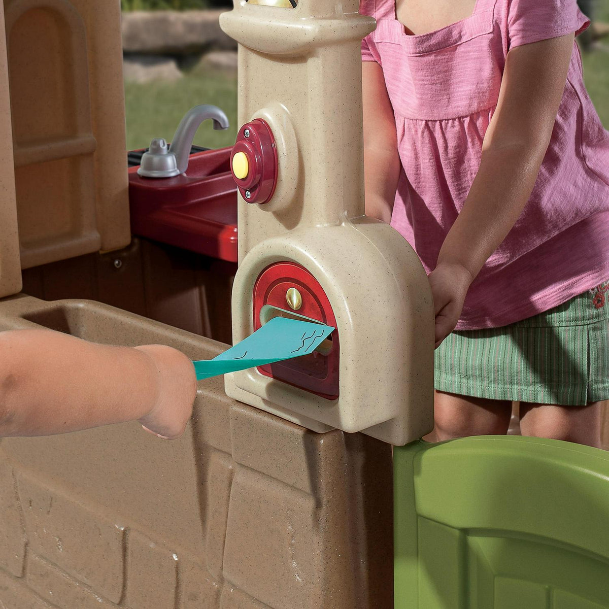 Step2 Happy Home Cottage & Grill Maisonnette marron en plastique avec barbecue Jouets d'extérieur pour enfants