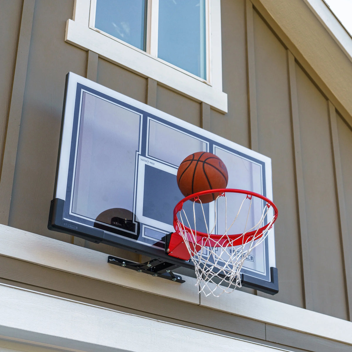 Kit complet de panneau et de cercle de basket-ball d’intérieur/extérieur Lifetime New (polycarbonate de 54 pouces) - 71526