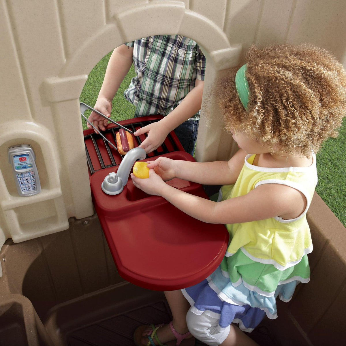 Step2 Happy Home Cottage & Grill Maisonnette marron en plastique avec barbecue Jouets d'extérieur pour enfants