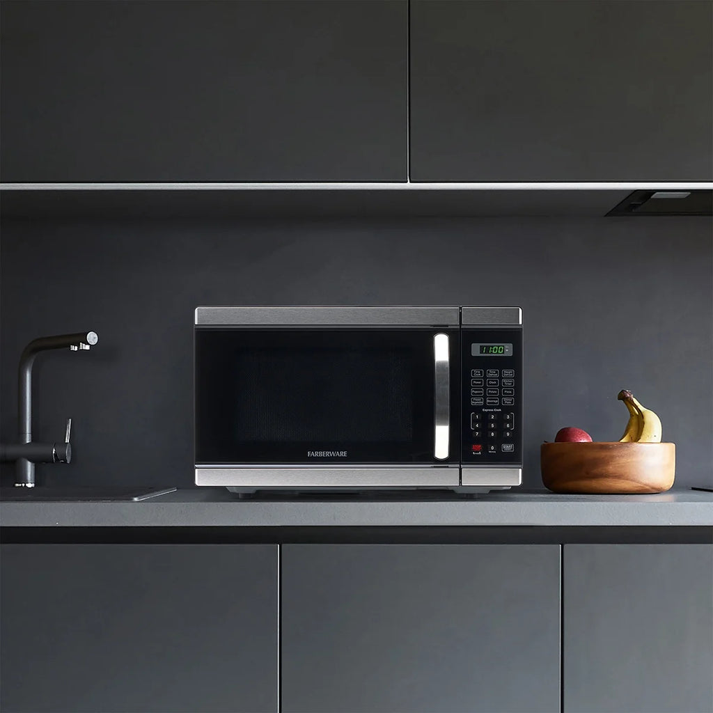 Four à micro-ondes de comptoir Farberware avec éclairage LED et verrouillage enfant, 0,7 pi³, noir