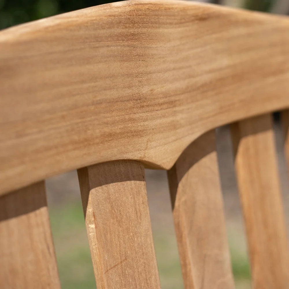 Banc 53 Ash & Ember Hawthorne en teck de grade A, Accueille 2 personnes confortablement, Mobilier de patio en bois massif résistant aux intempéries pour intérieur et extérieur avec lattes rapprochées, dossier incurvé, accoudoirs