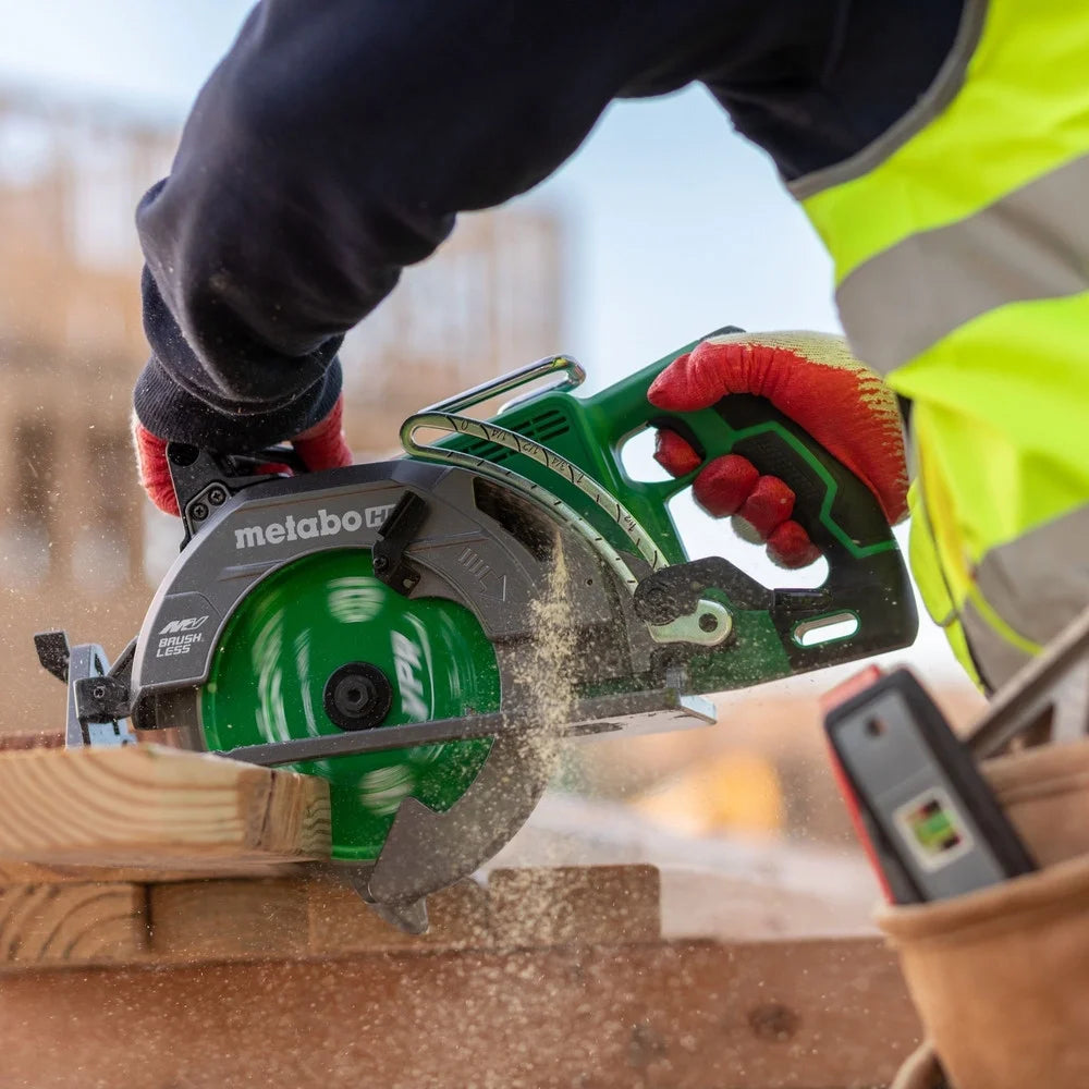 Scie circulaire Metabo HPT 36 V MultiVolt de 7-1/4 pouces à poignée arrière, conception légère, jusqu’à 500 coupes de 2x4 par charge, capacité d’angle d’onglet réglable de 53°, garantie à vie sur le corps de l’outil, C3607DWA