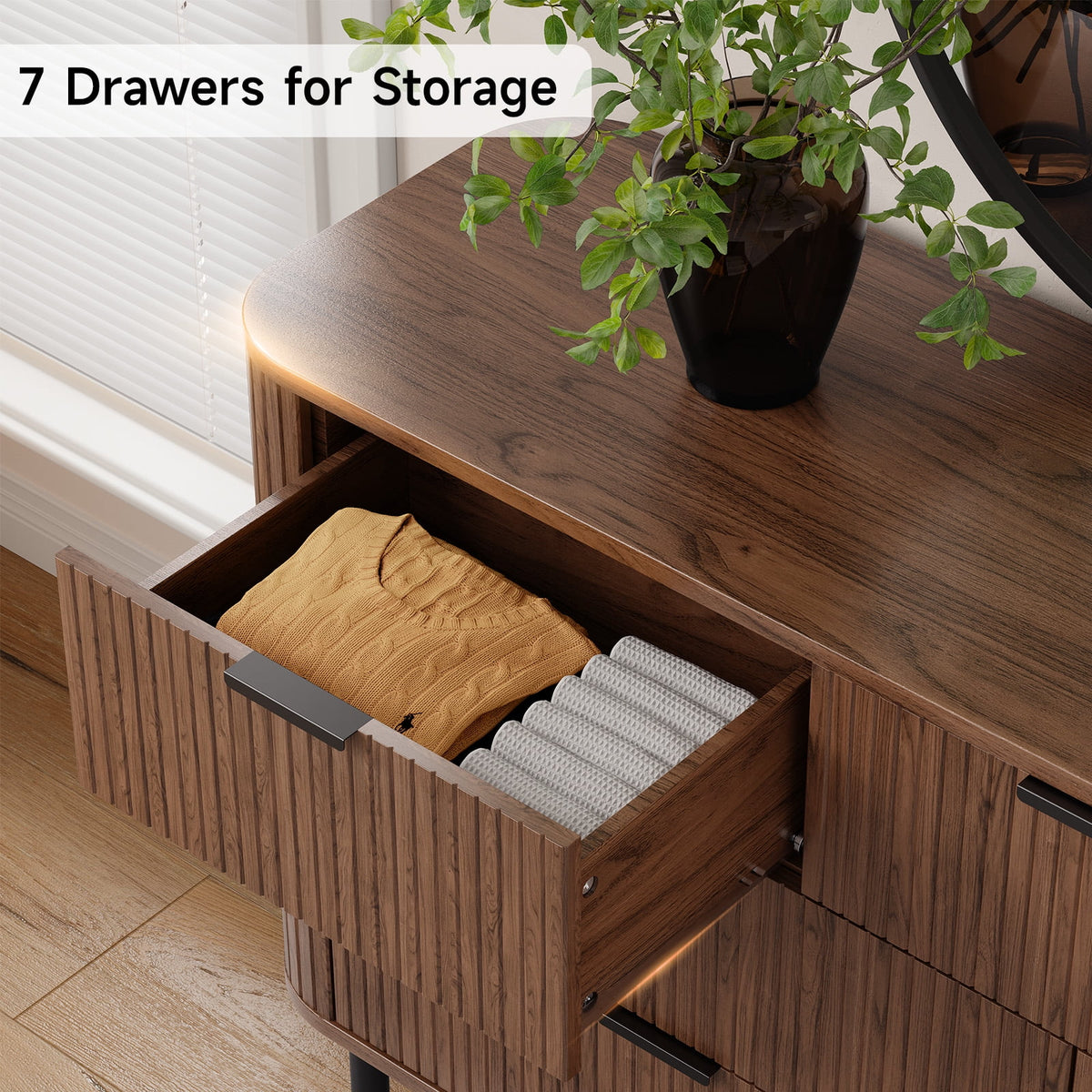 Commode cannelée à 7 tiroirs pour chambre, largeur 60 pouces, moderne, en bois, avec poignées en métal, design aux lignes courbes – Idéale également comme meuble TV pour salon ou couloir, noir