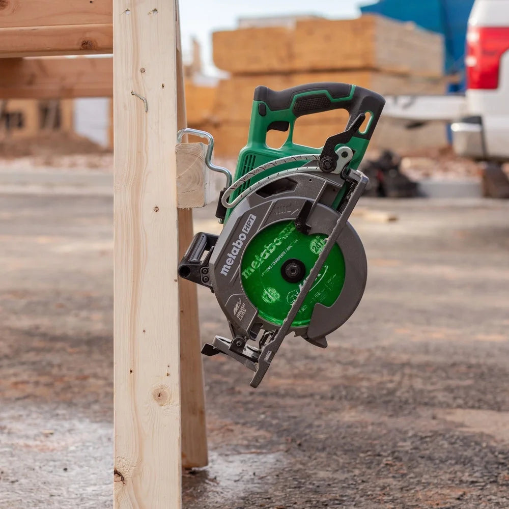 Scie circulaire Metabo HPT 36 V MultiVolt de 7-1/4 pouces à poignée arrière, conception légère, jusqu’à 500 coupes de 2x4 par charge, capacité d’angle d’onglet réglable de 53°, garantie à vie sur le corps de l’outil, C3607DWA