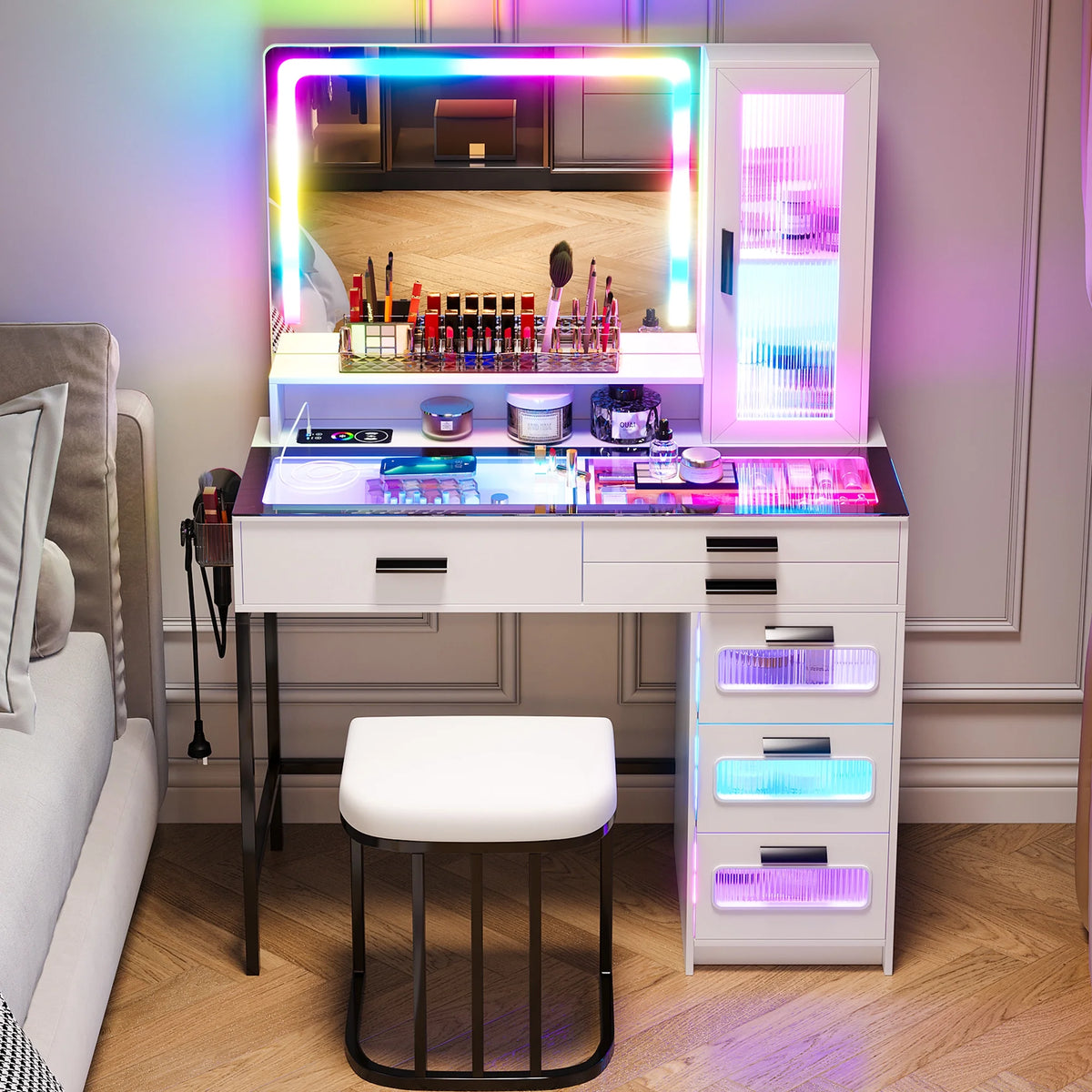 Coiffeuse HNEBC avec miroir et éclairage RGB, coiffeuse de maquillage avec plateau en verre, éclairage à détecteur automatique et charge sans fil, ensemble de coiffeuse avec tabouret rembourré, coiffeuse avec 6 tiroirs (blanc)