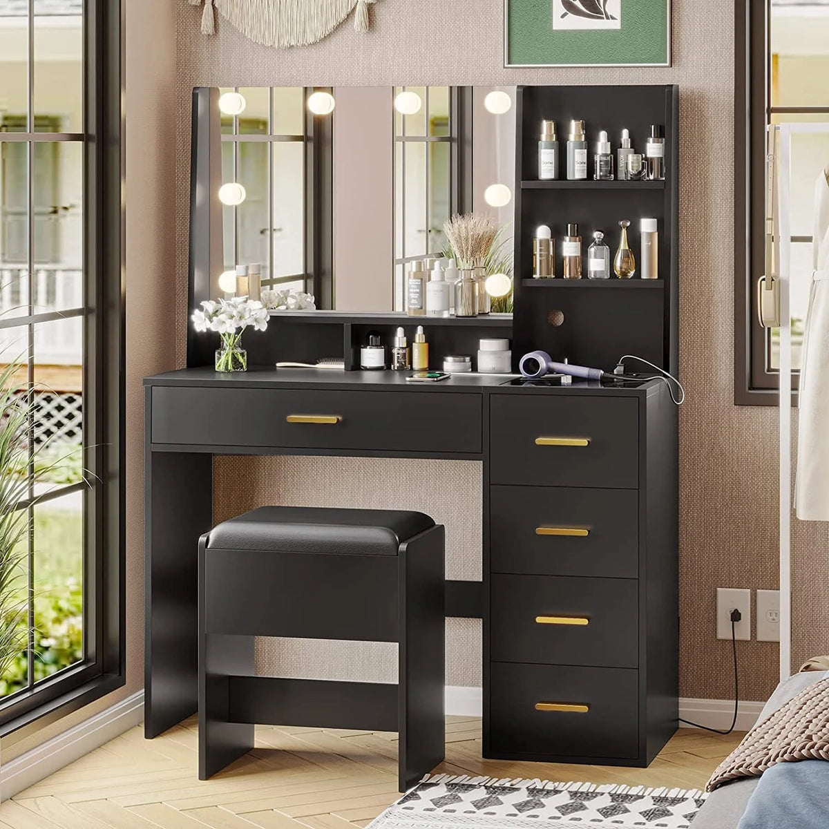 Coiffeuse noire avec lumières, station de recharge et tabouret rembourré, table de maquillage moderne avec tiroirs visibles et étagères de rangement ouvertes pour femmes et filles