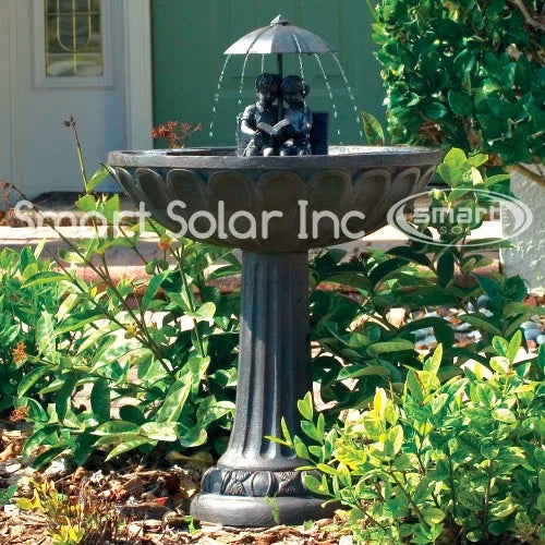 Parasol solaire intelligent, fontaine d'eau de jardin solaire, garçon et fille lisant sur un banc
