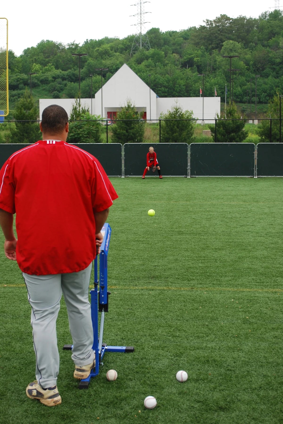 Machine à lancer Louisville Slugger Blue Flame Pitching Machine C, entraîneur manuel de baseball et de softball, lance jusqu’à 60 mi/h, outil d’entraînement pour jeunes et adultes