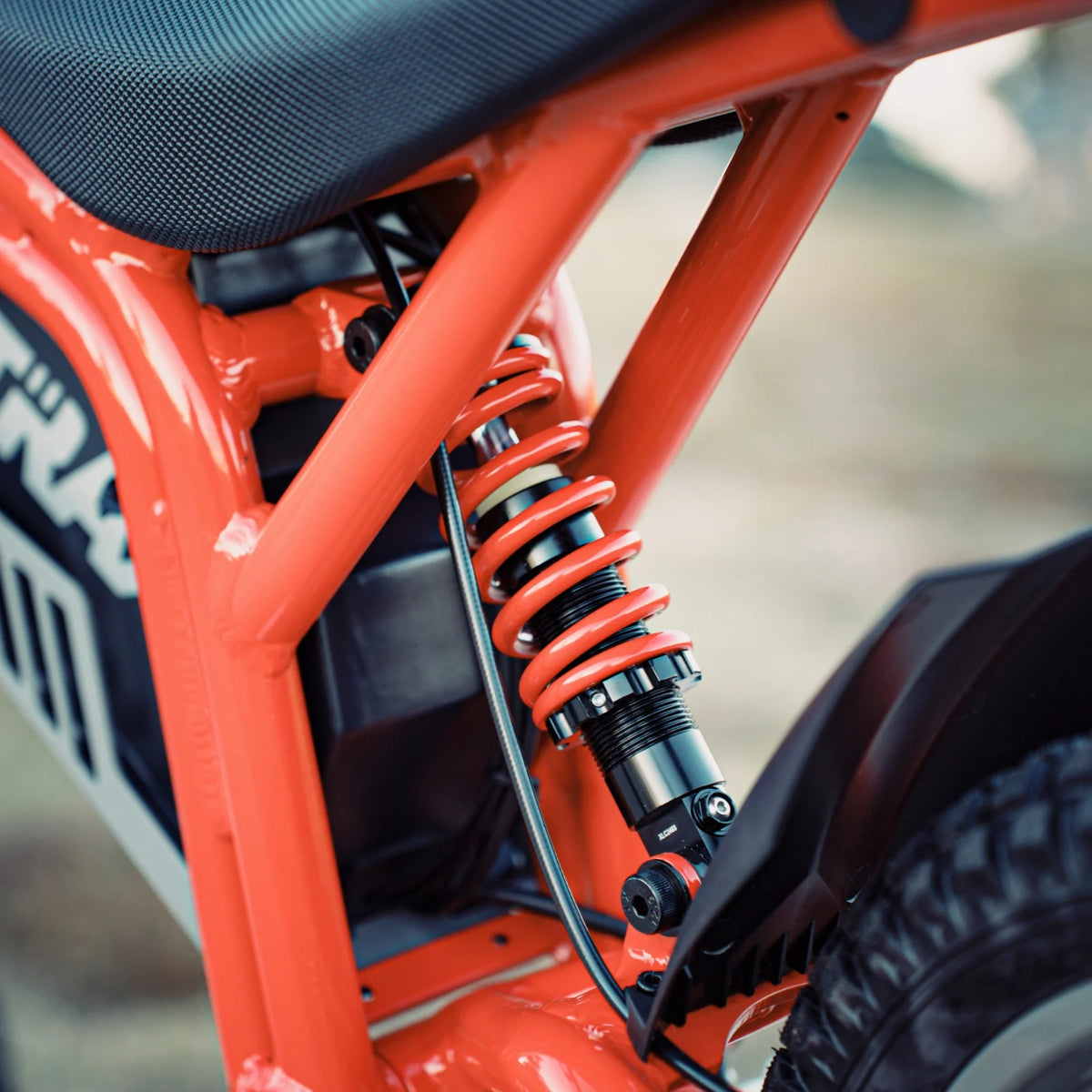 GOTRAX Fitz16 Moto tout-terrain électrique pour enfants à partir de 8 ans, moteur de 350 W, pneus tout-terrain de 16 pouces, double suspension, vitesse de 15,5 mi/h, autonomie de 16 mi, phare à DEL, noire