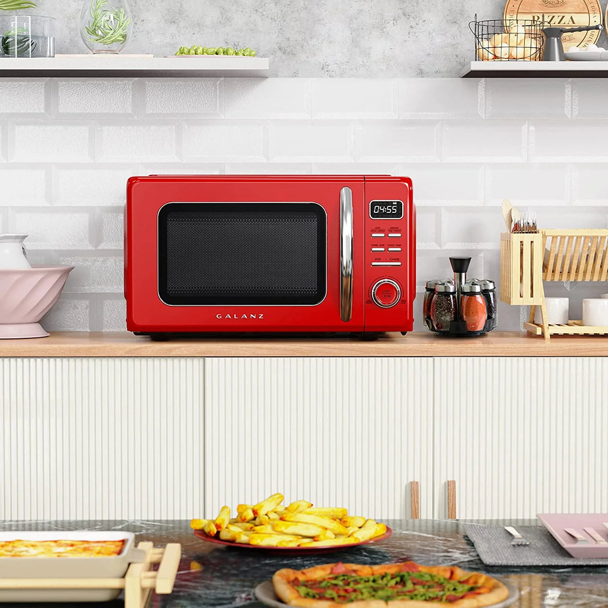 Four à micro-ondes rétro de comptoir Galanz GLCMKZ09RDR09 avec fonctions de cuisson automatique et de réchauffage, décongélation et démarrage rapide, nettoyage facile avec plateau tournant en verre, poignée escamotable, 0,9 pi³, rouge
