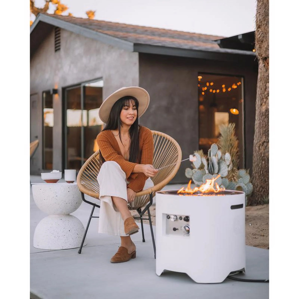 Ukiah Voyager 20 po Liseau de foyer électrique rond en acier inoxydable avec système de son