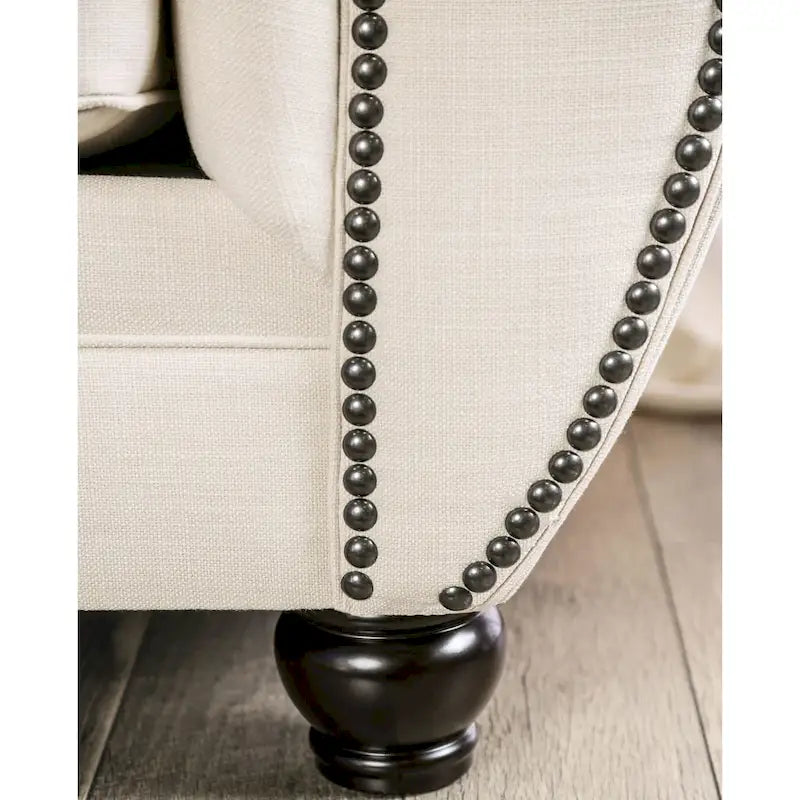 Canapé Cury Glam en tissu beige, capitonné avec garniture cloutée