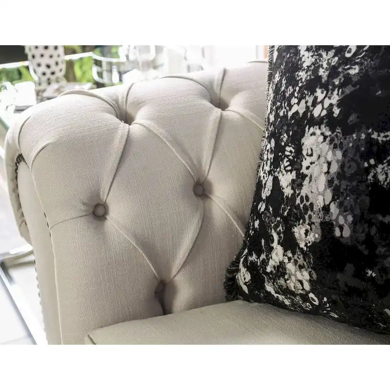 Canapé Cury Glam en tissu beige, capitonné avec garniture cloutée