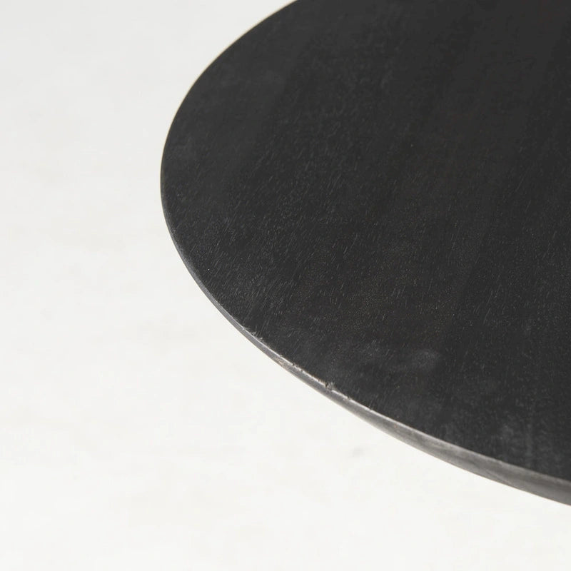Table d'appoint décorative sur pied avec détails sculptés, 61H x 51L x 51P