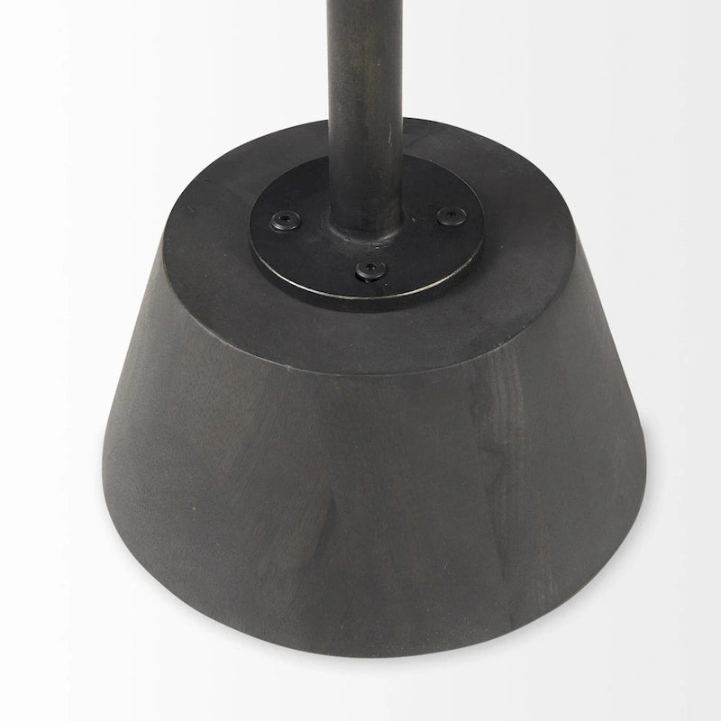 Table d'appoint décorative sur pied avec détails sculptés, 61H x 51L x 51P